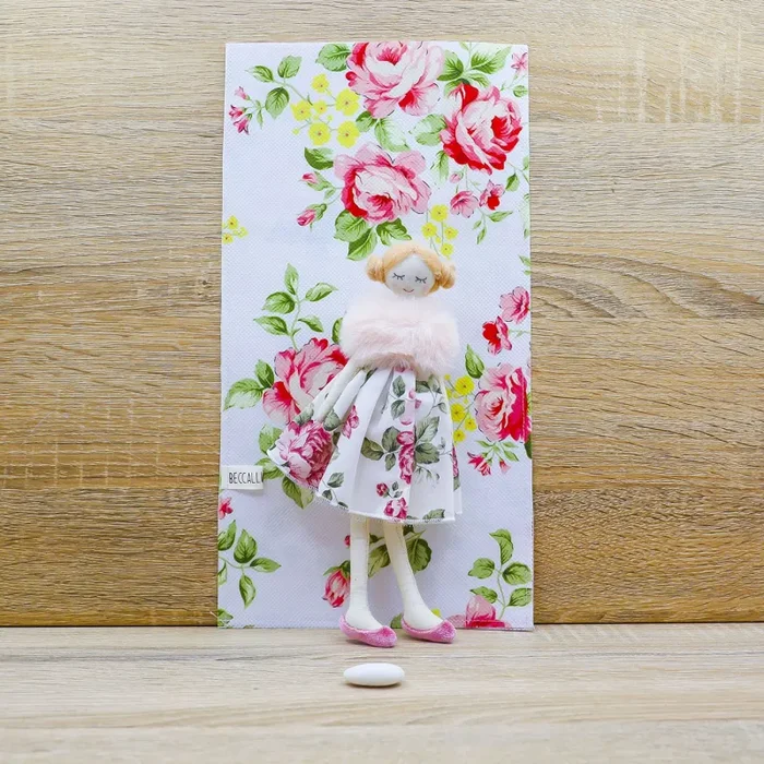 Bambola Piccola con Abito Floreale e Sacchetto con Rose Beccalli for Life Online