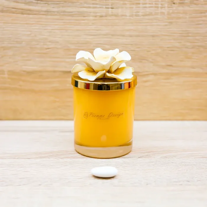 Candela Profumata con Fiore Ocra Pienne Design