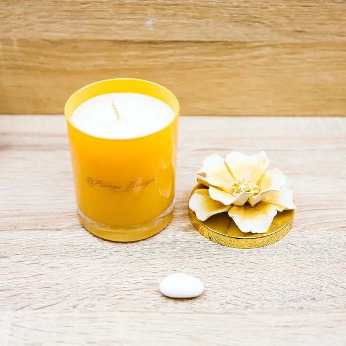 Candela Profumata con Fiore Ocra Pienne Design - immagine 2
