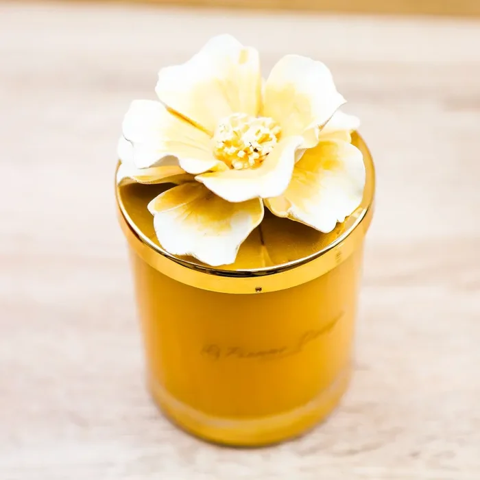 Candela Profumata con Fiore Ocra Pienne Design - immagine 3