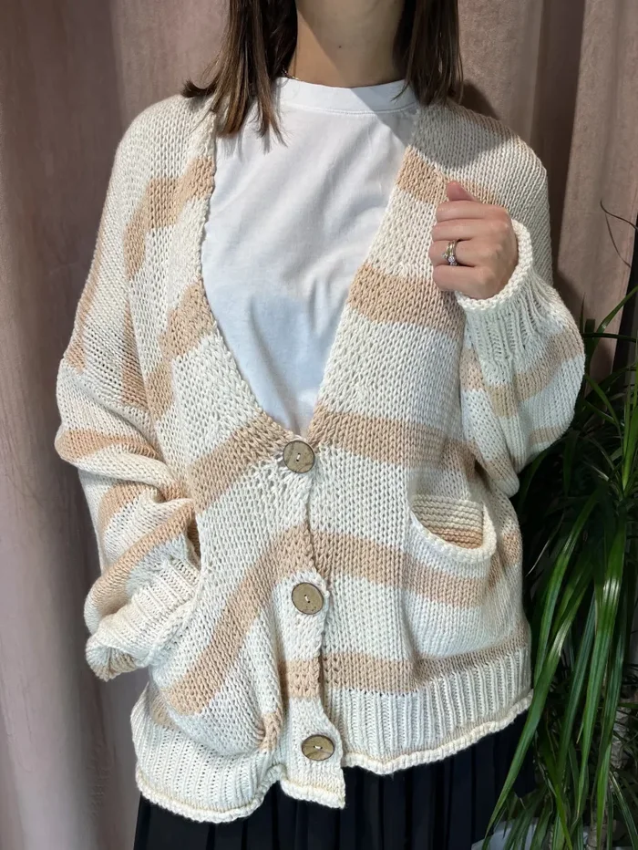 CARDIGAN OVER A RIGHE