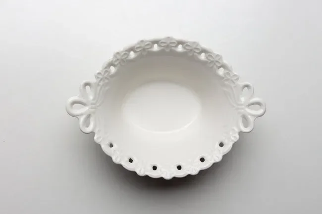 CIOTOLA TONDA IN PORCELLANA BIANCA CON DECORO MERLETTO CON SCATOLA REGALO