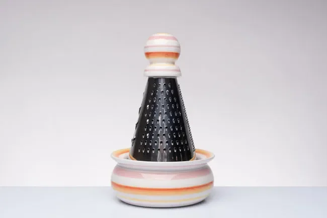 GRATTUGIA CON BASE E POMELLO IN CERAMICA COLORATA MULTI DIPINTA A MANO ( Ã˜9xh.19) Sconti