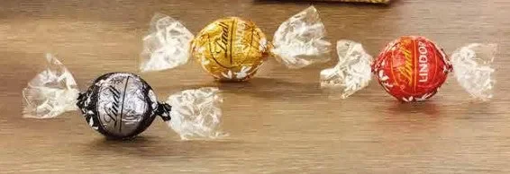 Lindt Regalino di Natale Cioccolato al Latte, Bianco e Extra Fondente 75 Gr Saldi - immagine 3