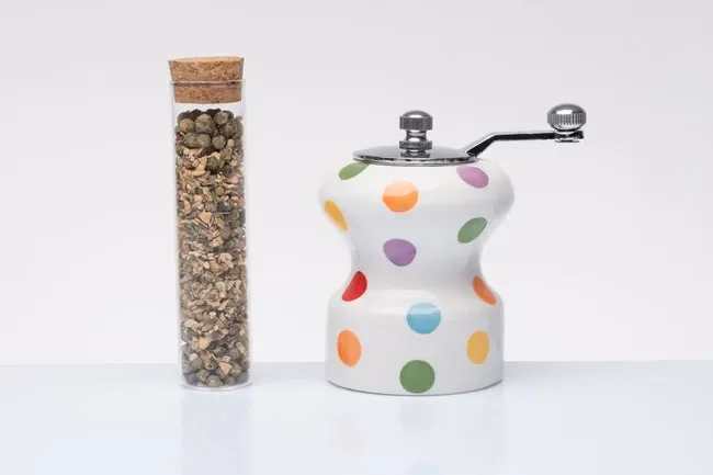 MACINAPEPE IN CERAMICA COLORATA POIS CON PROVETTA DI PEPE (h.9cm)