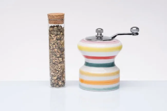 MACINAPEPE IN CERAMICA COLORATA RIGATO MULTICOLOR CON PROVETTA DI PEPE (h.9cm)