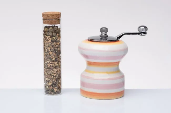 MACINAPEPE IN CERAMICA COLORATA RIGATO ROSA/GIALLO/ARANCIO CON PROVETTA DI PEPE (h.9cm)