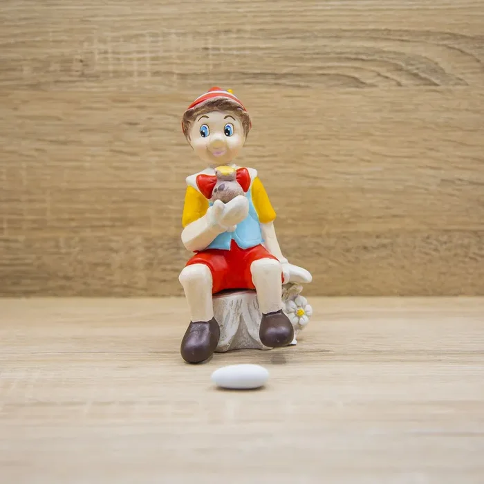 Pinocchio con Papera Seduto su un Tronco