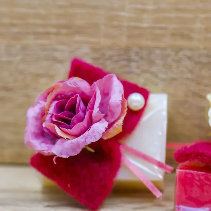 Sapone Vegetale Artigianale con Fiori e Sacchetto con Fiori Beccalli for Life - immagine 3