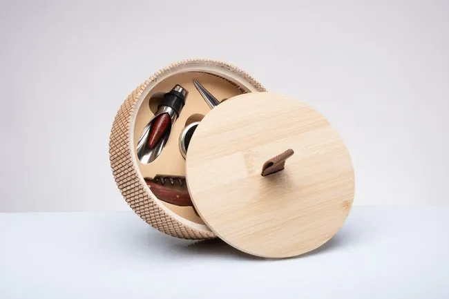 SCATOLA IN BAMBU&#039, CON ATTREZZI VINO