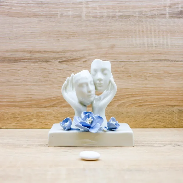 Statua Led “Volti d’Amore” Porcellana di Capodimonte Saldi