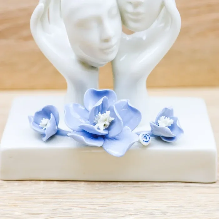 Statua Led “Volti d’Amore” Porcellana di Capodimonte Saldi - immagine 3